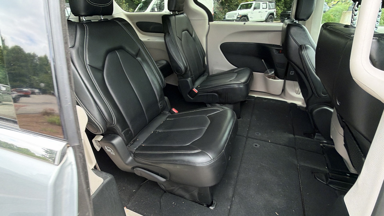 Used 2024 Chrysler Pacifica Touring-L FWD image 20
