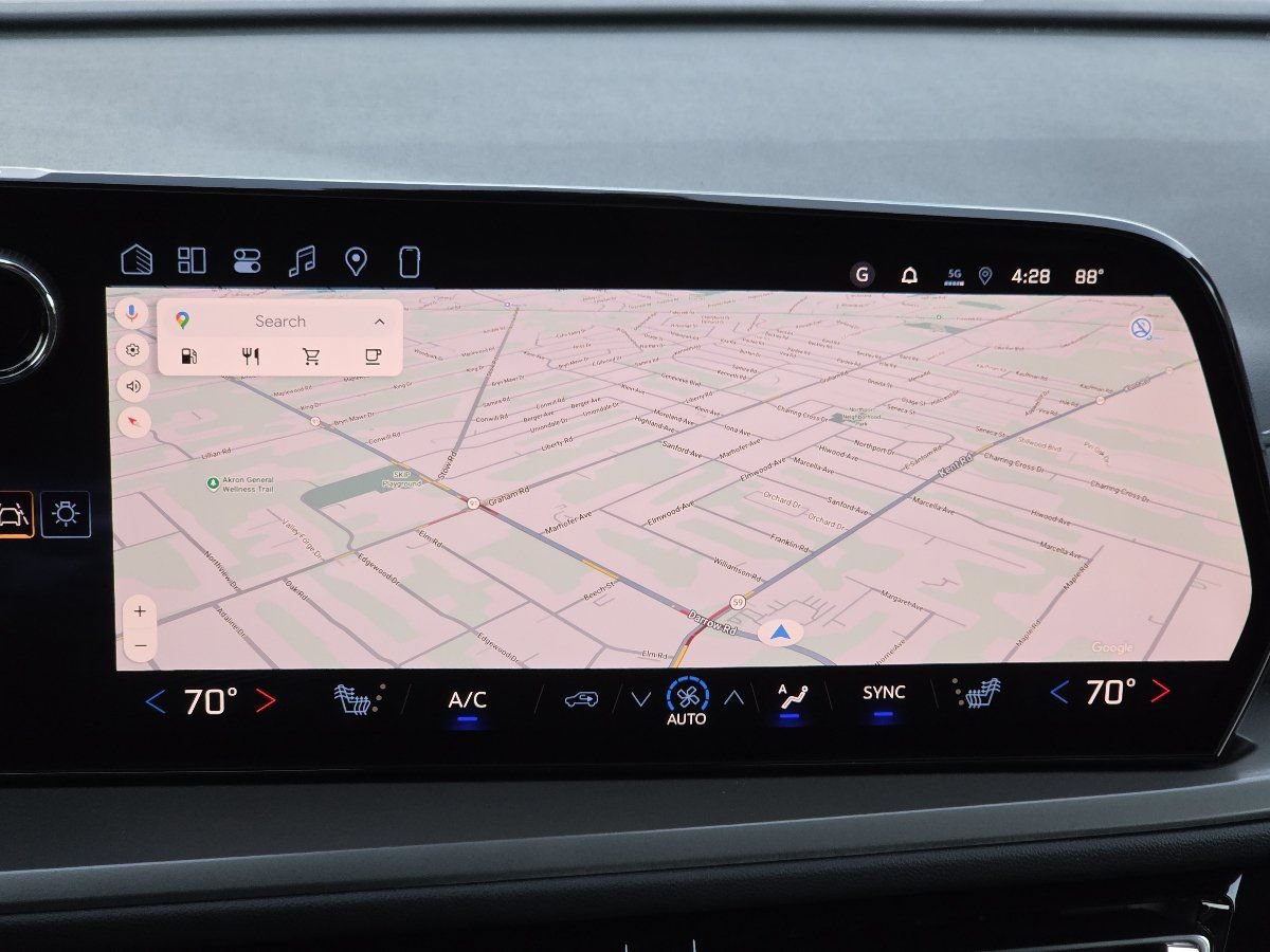 New 2027 Chevrolet Traverse LT w/ Sun and Wheel Package FWD image 4