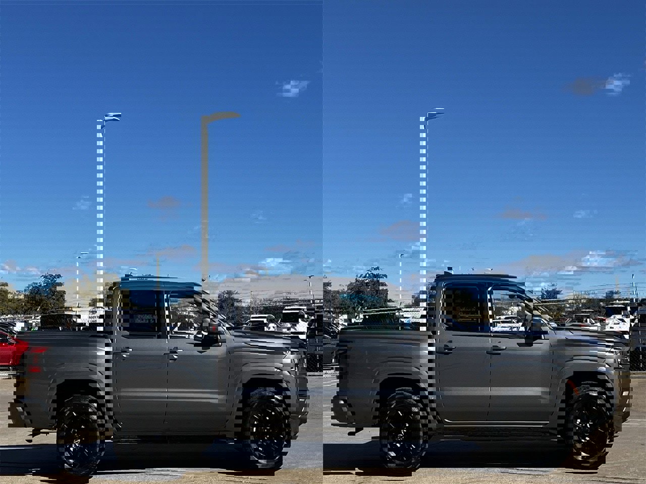 Used 2023 Nissan Frontier SV image 3