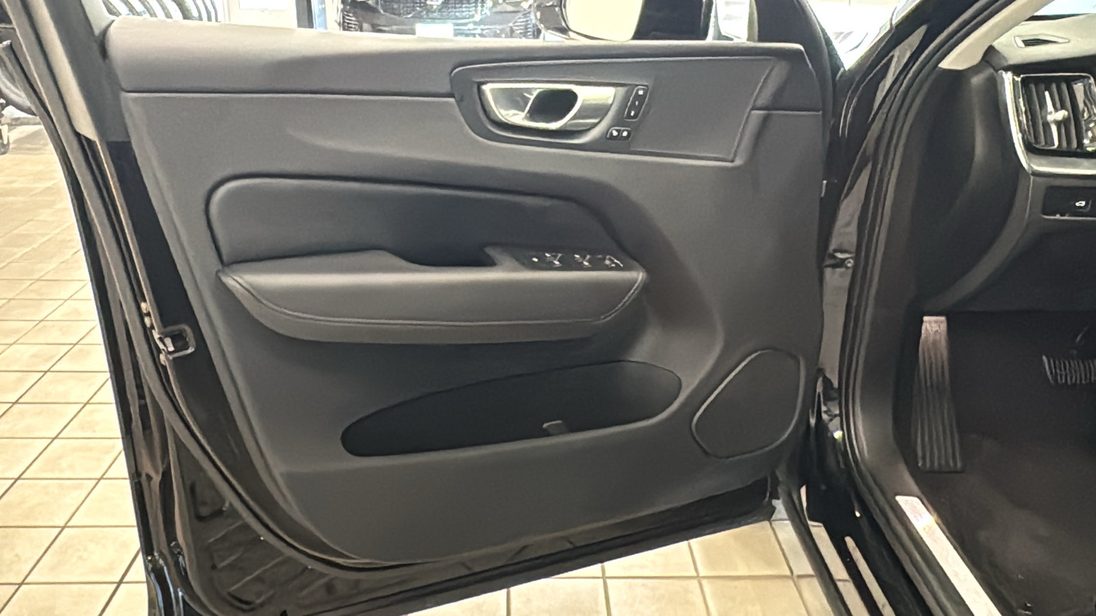 Used 2024 Volvo XC60 B5 Core w/ Climate Package AWD/4WD image 21