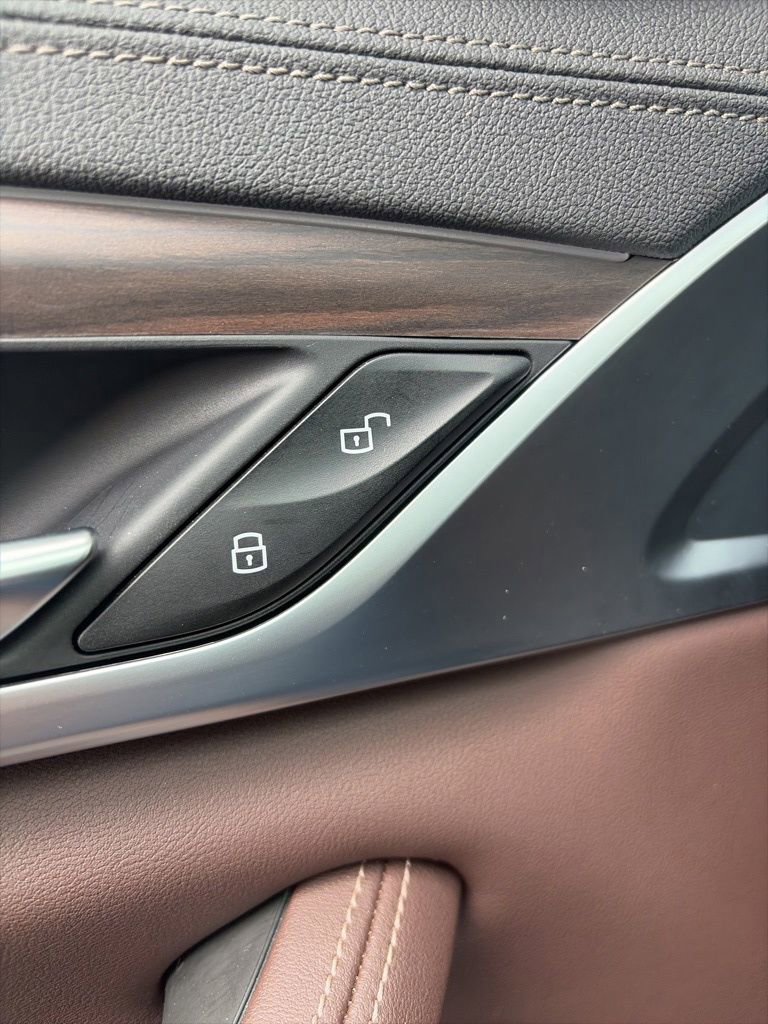 Used 2021 BMW M550i xDrive AWD/4WD image 12