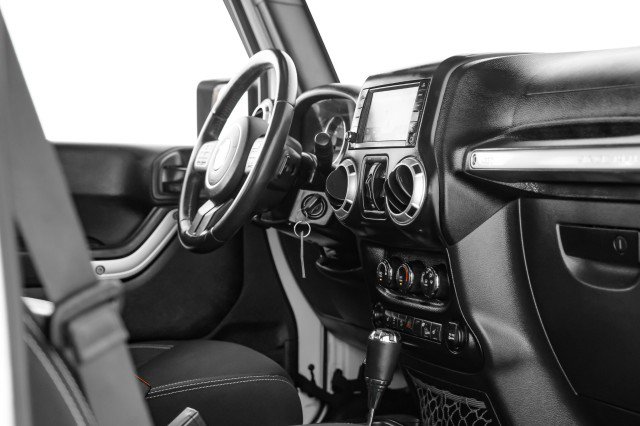 Used 2015 Jeep Wrangler Unlimited Sahara w/ Connectivity Group image 17