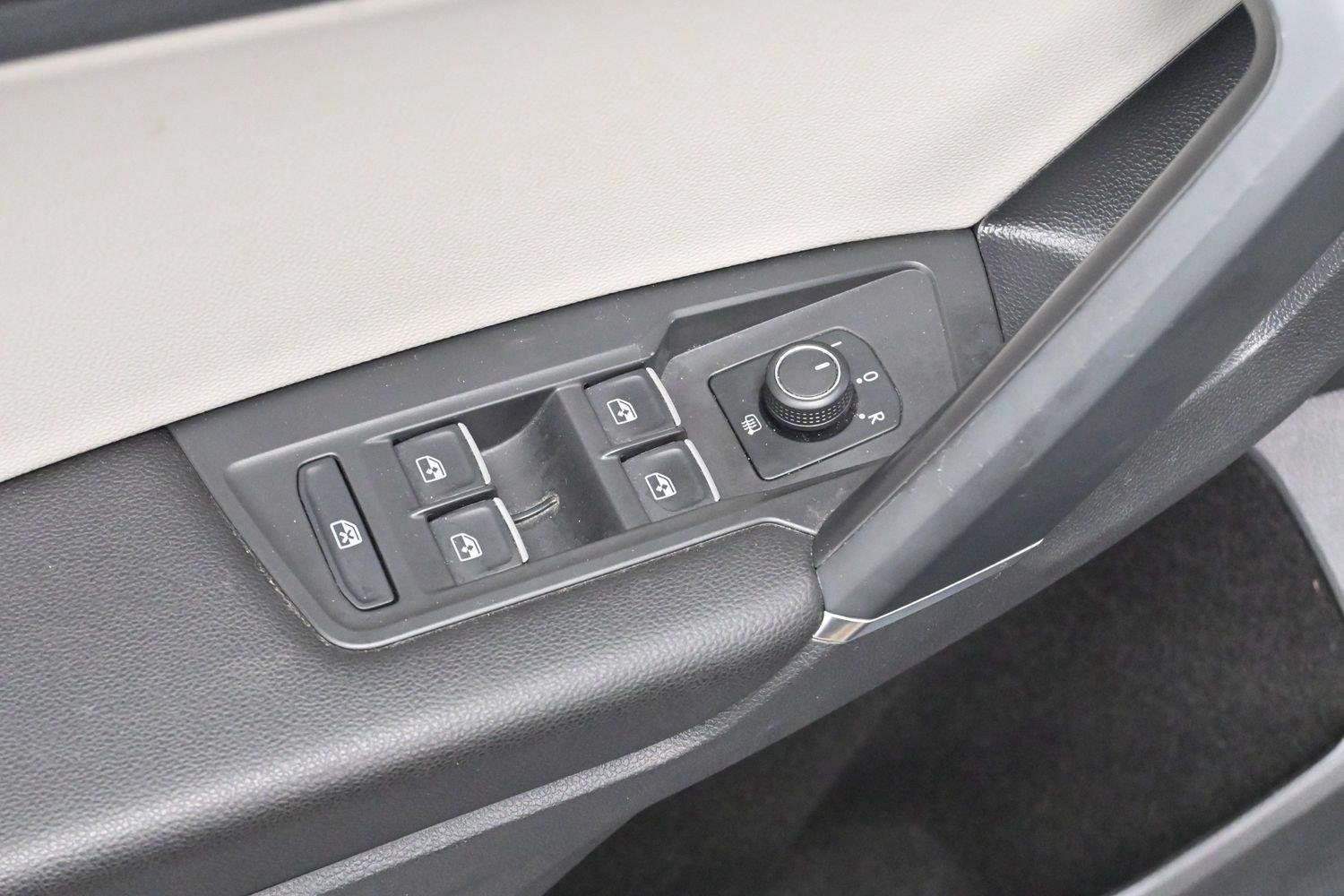 Used 2020 Volkswagen Tiguan SE w/ Panoramic Sunroof Package FWD image 11