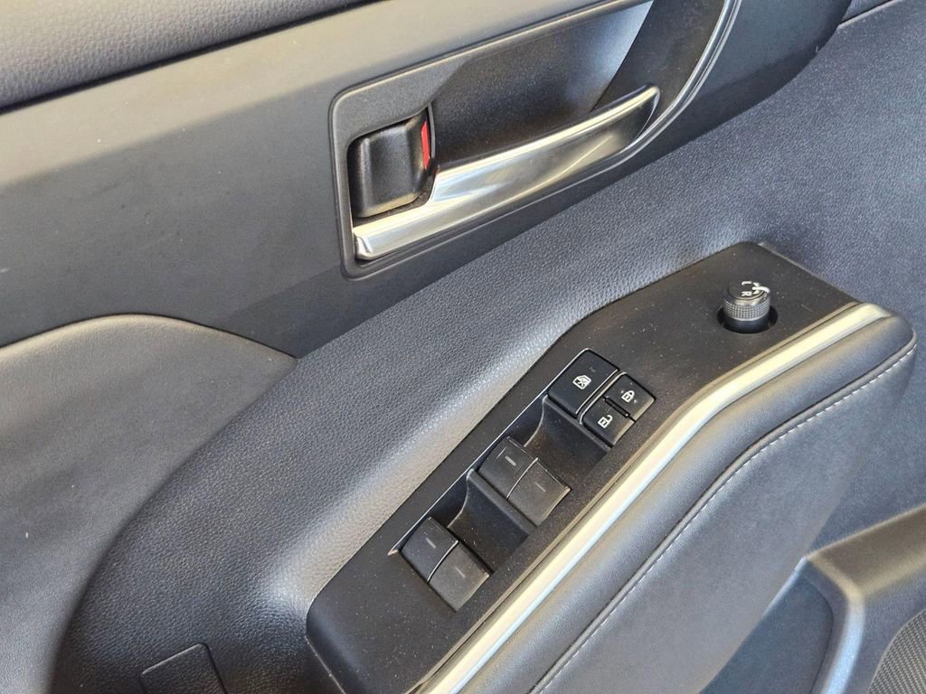 Used 2022 Toyota Highlander XLE AWD/4WD image 11