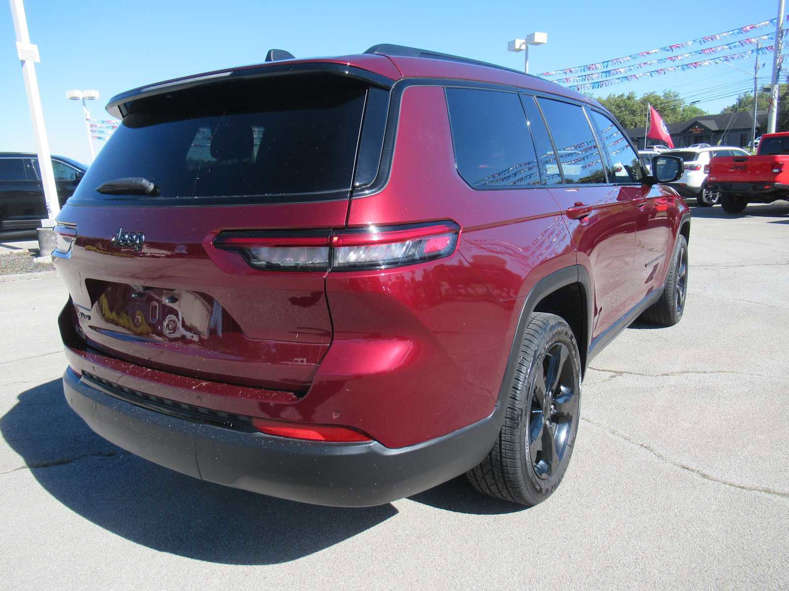 Used 2023 Jeep Grand Cherokee L Laredo image 7