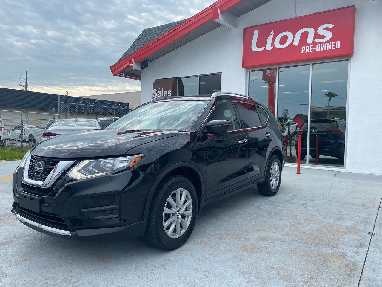 Used 2018 Nissan Rogue SV AWD/4WD image 2