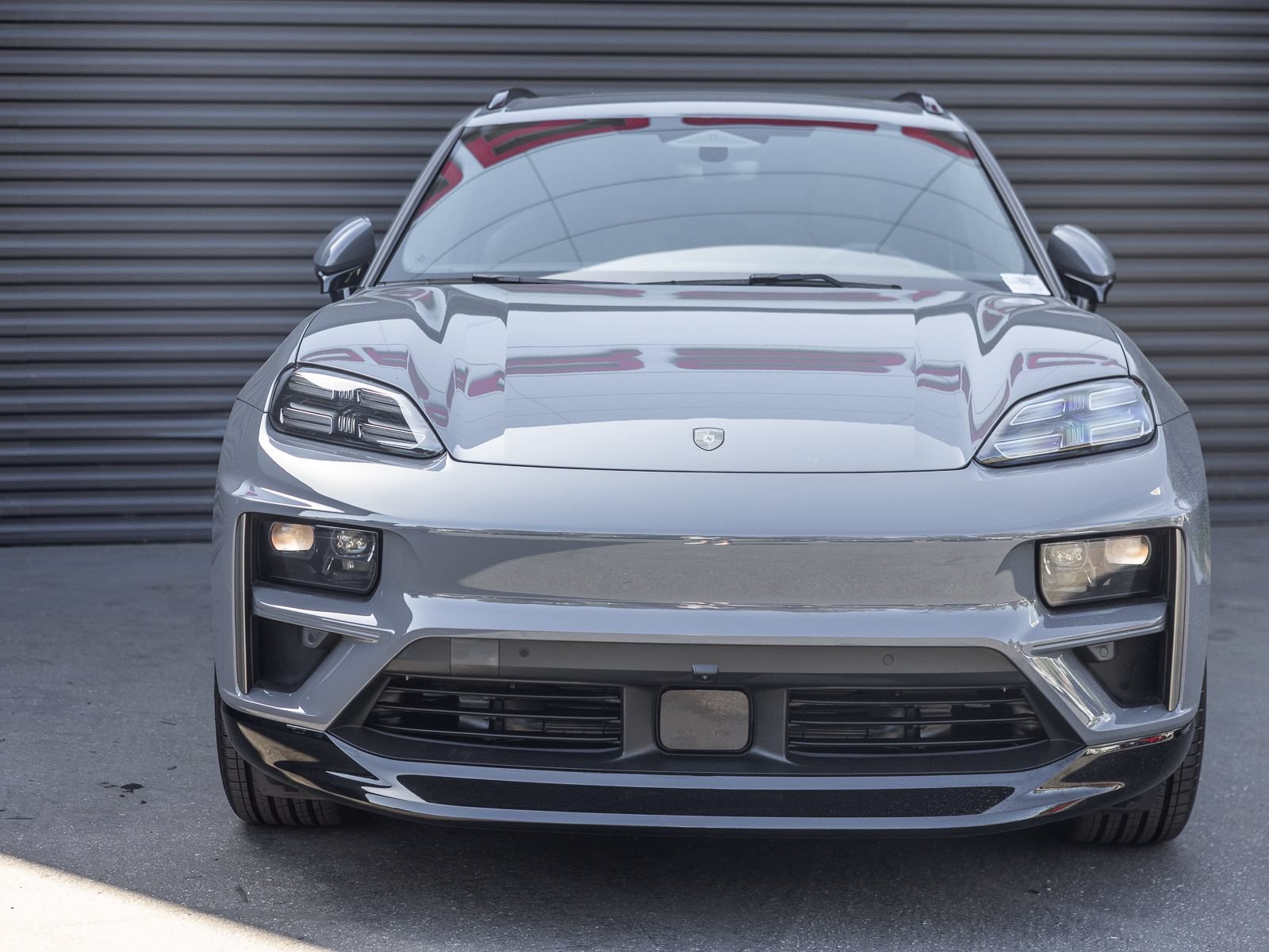 Certified 2025 Porsche Macan Turbo Electric AWD/4WD image 7