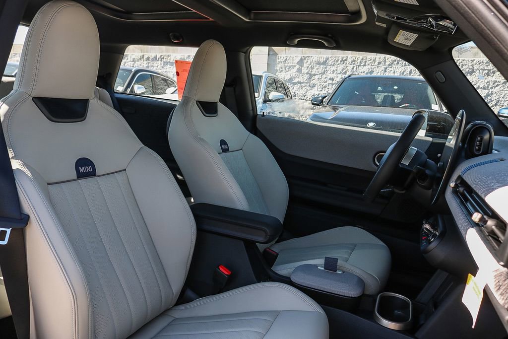 Used 2025 MINI Cooper 2-Door Hardtop image 12