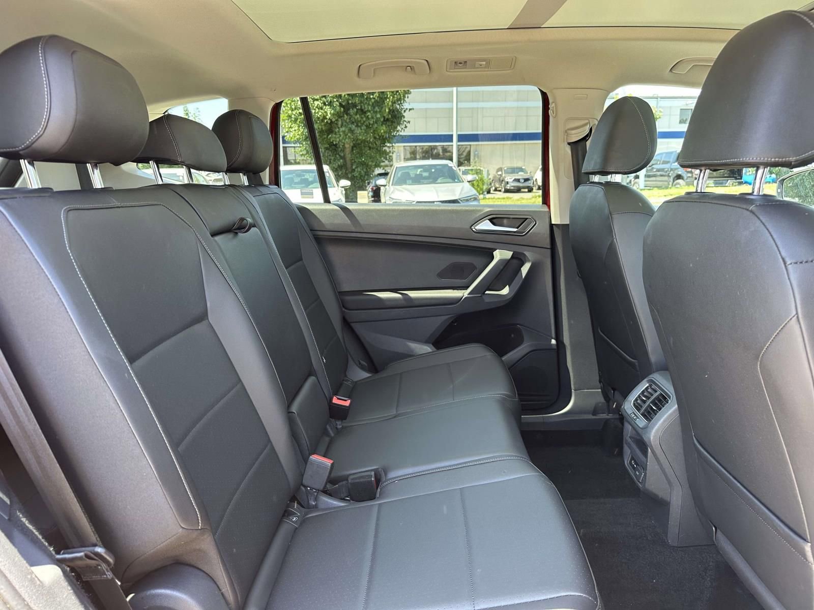 Used 2018 Volkswagen Tiguan SE w/ Panoramic Sunroof Package FWD image 11