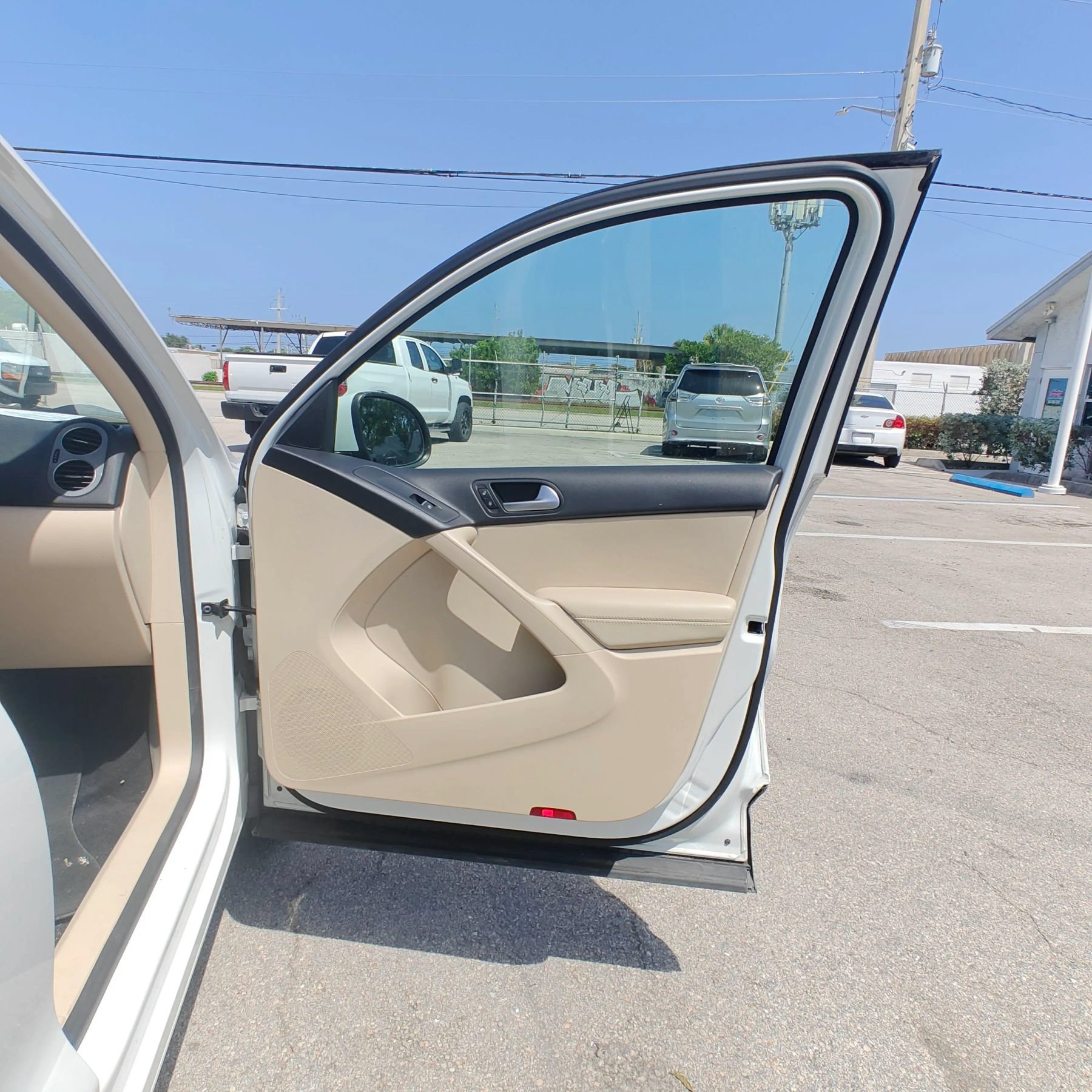 Used 2015 Volkswagen Tiguan SE FWD image 41
