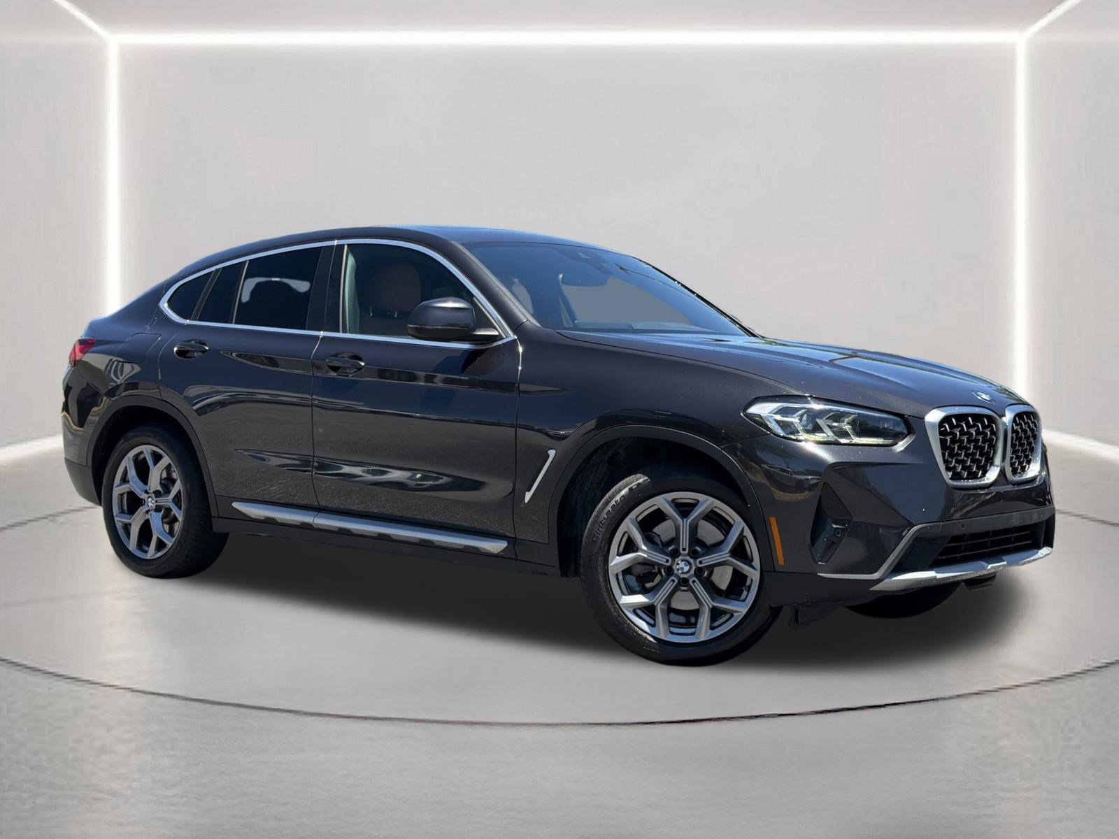 Used 2025 BMW X4 xDrive30i AWD/4WD image 2