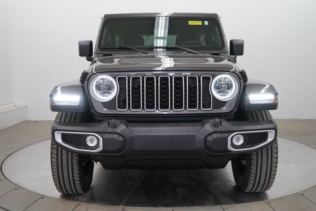 Used 2025 Jeep Wrangler Unlimited Sahara image 2