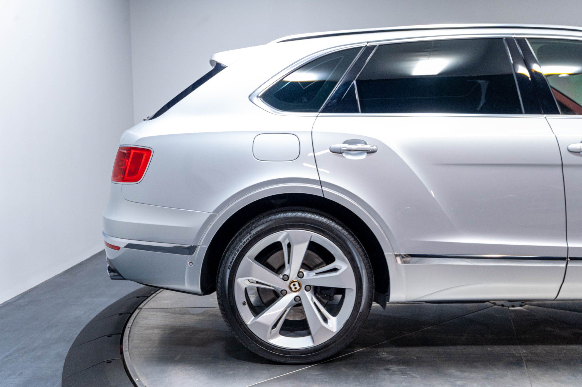Used 2020 Bentley Bentayga AWD/4WD image 25