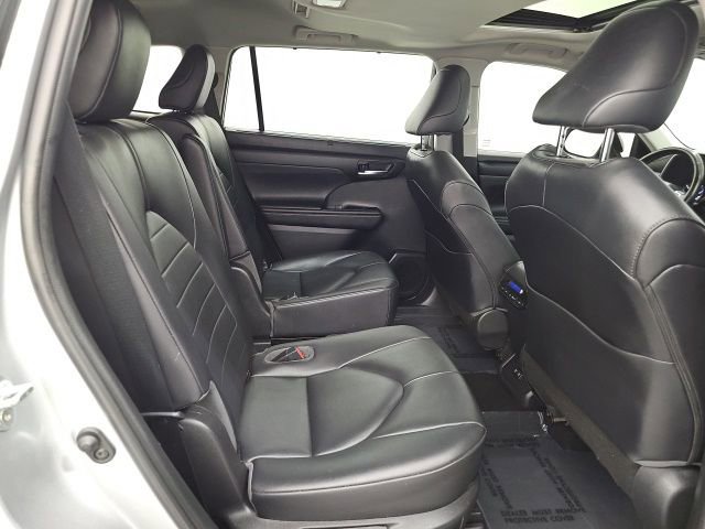 Used 2020 Toyota Highlander XLE image 38