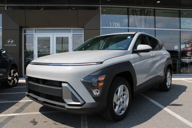 Certified 2025 Hyundai Kona SE AWD/4WD image 1