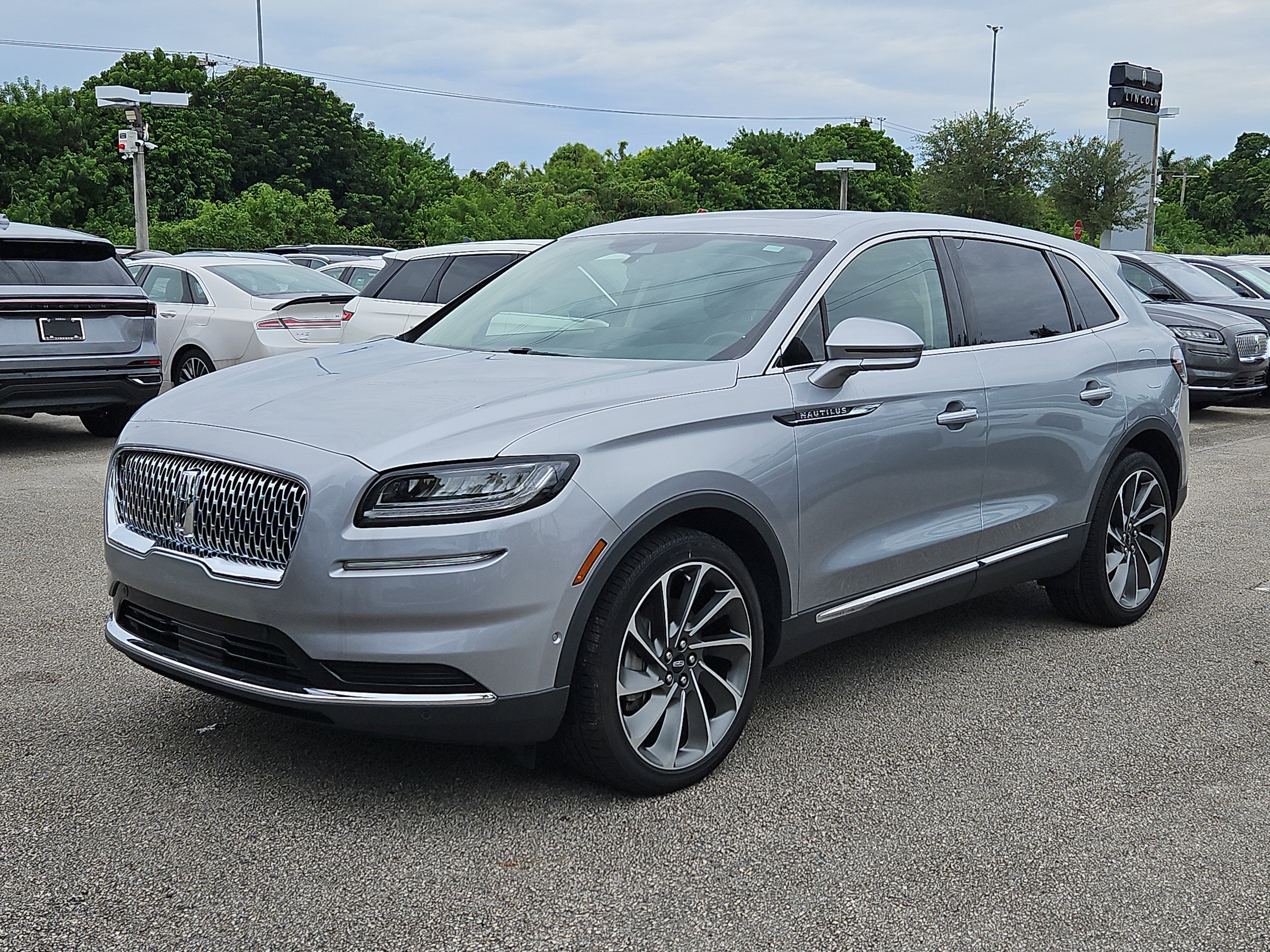 Certified 2023 Lincoln Nautilus Reserve w/ Equipment Group 201A image 2