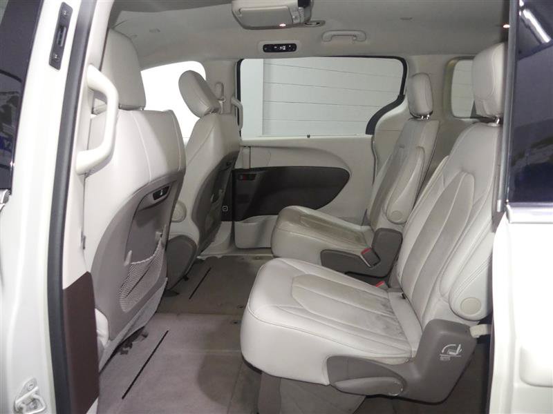 Used 2020 Chrysler Pacifica Touring-L w/ Tire & Wheel Group FWD image 26