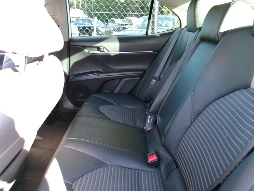 Used 2020 Toyota Camry SE image 16