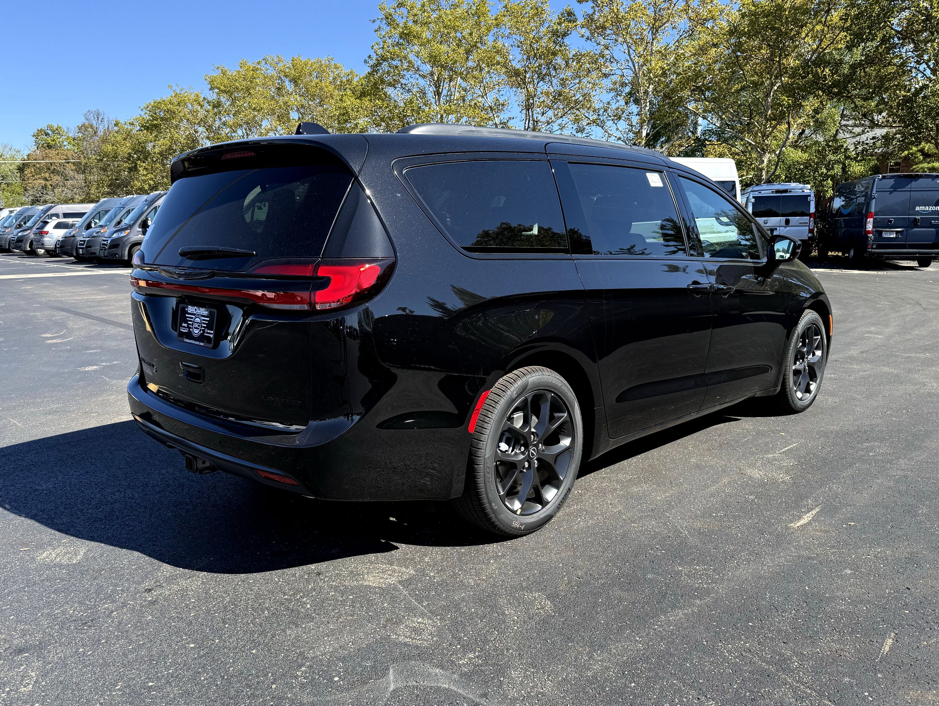 New 2026 Chrysler Pacifica Limited image 10