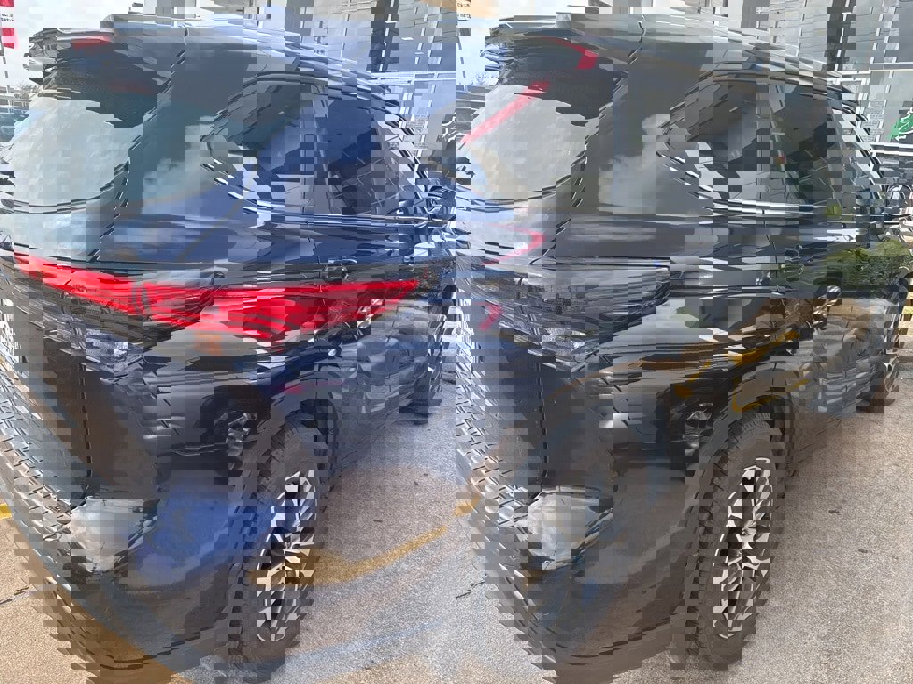 Used 2023 Toyota Highlander XLE image 6