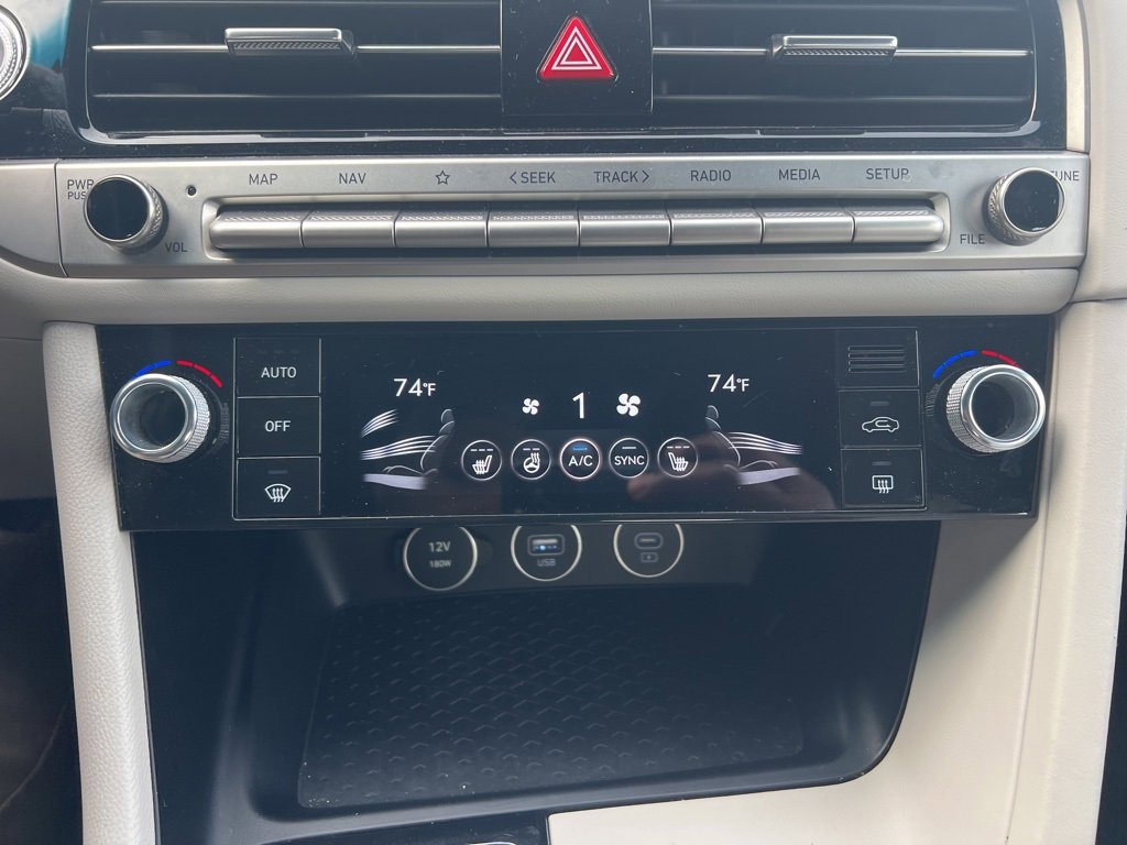 Used 2025 Genesis G70 2.5T image 19