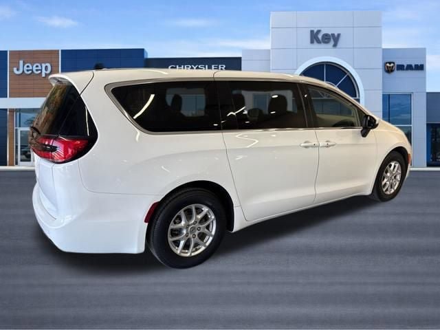 Used 2023 Chrysler Pacifica Touring-L FWD image 8