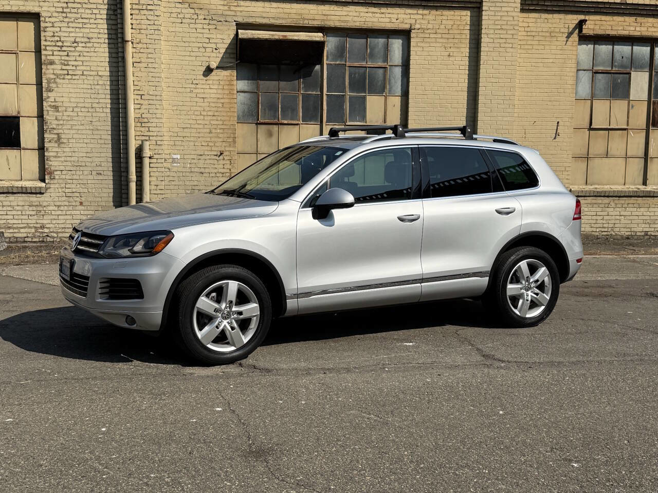 Used 2012 Volkswagen Touareg Sport image 3