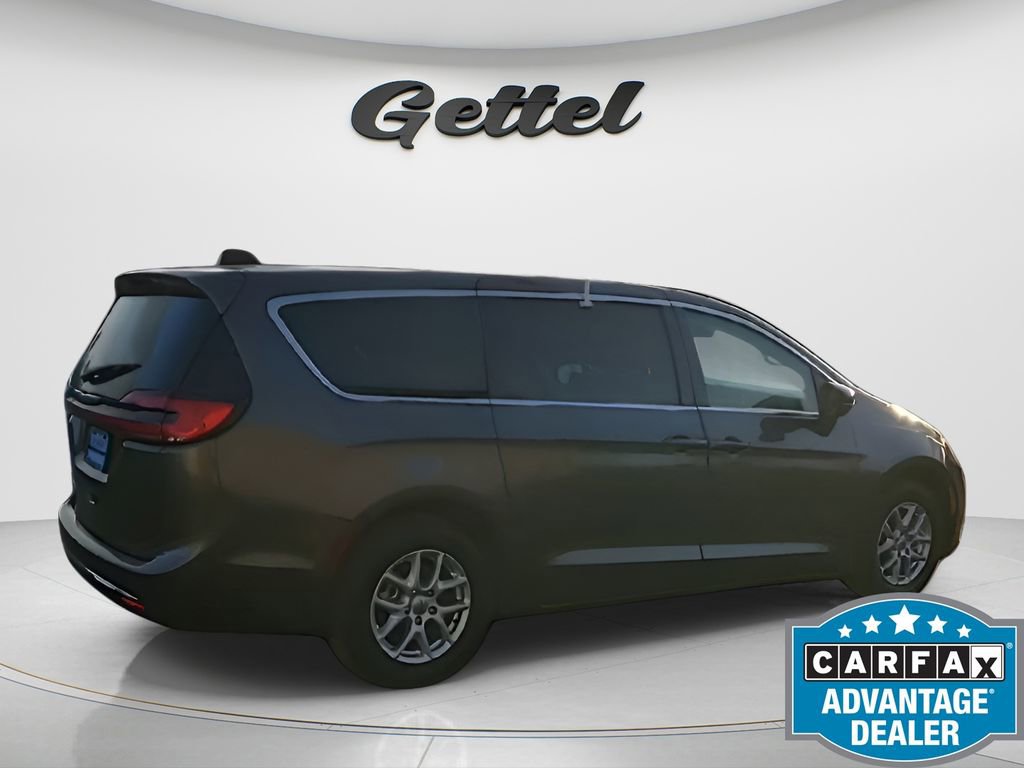 Used 2023 Chrysler Pacifica Touring-L image 8