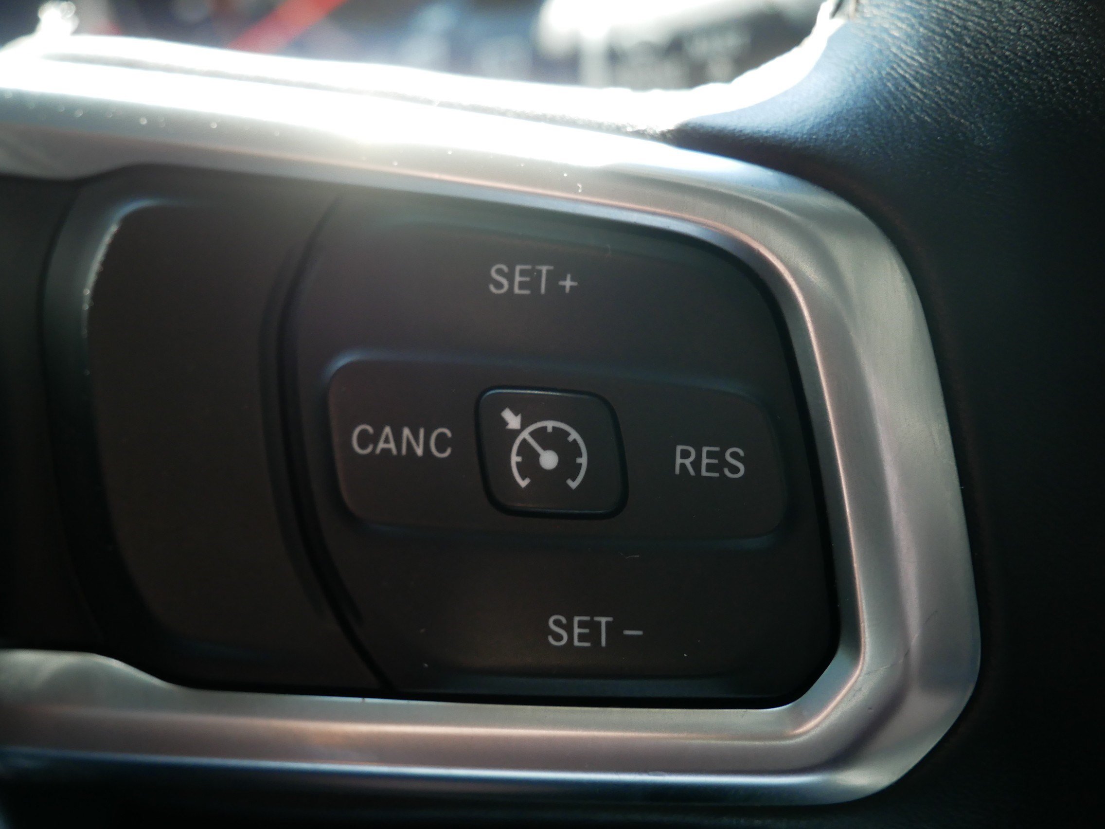 Used 2018 Jeep Wrangler Unlimited Sahara AWD/4WD image 31