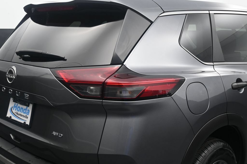 Used 2023 Nissan Rogue S AWD/4WD image 10
