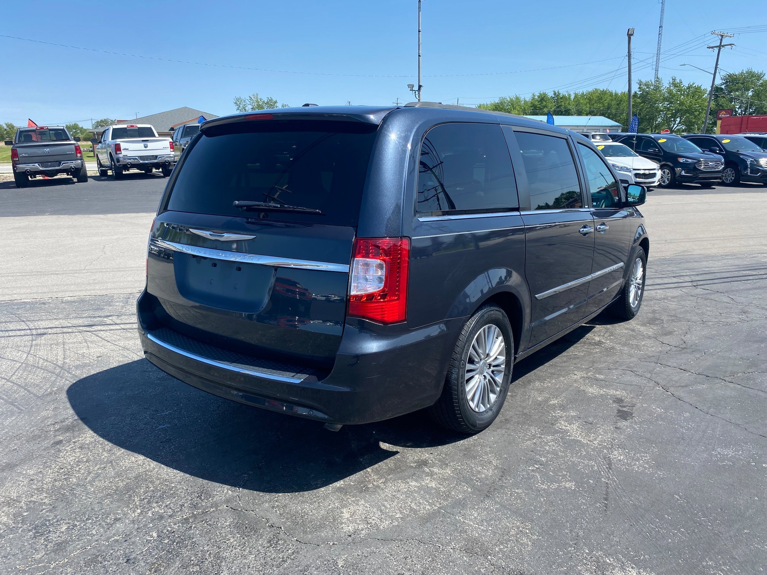 Used 2014 Chrysler Town & Country Touring-L w/ Driver Convenience Group FWD image 5