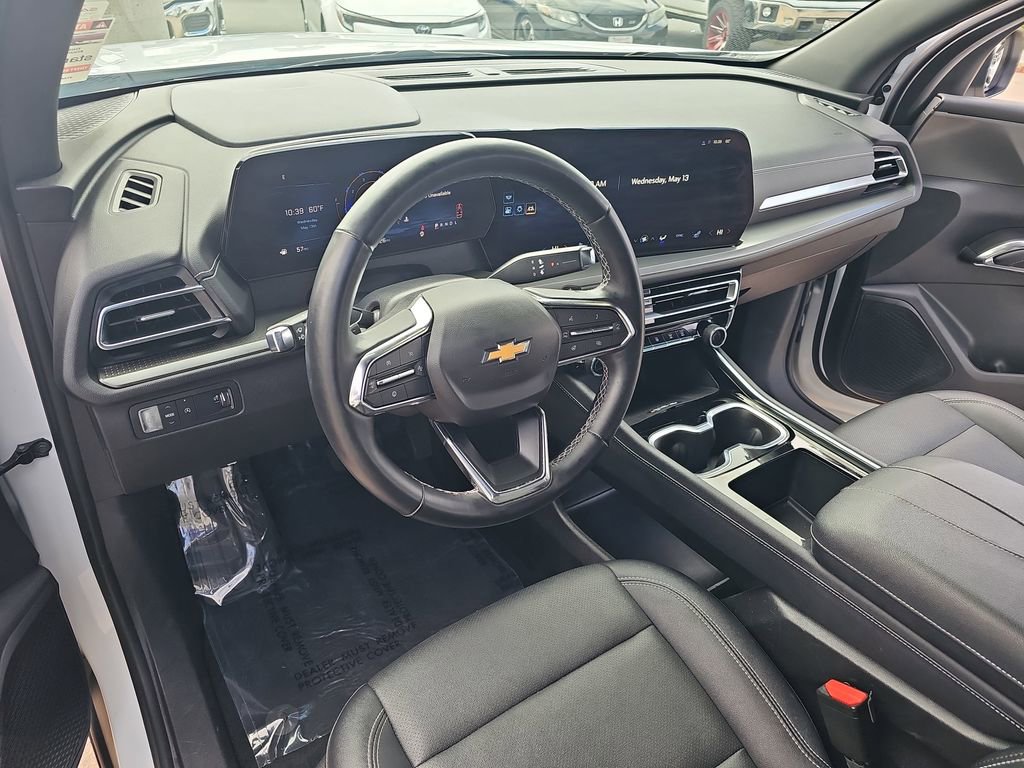 Used 2025 Chevrolet Traverse LT FWD image 17