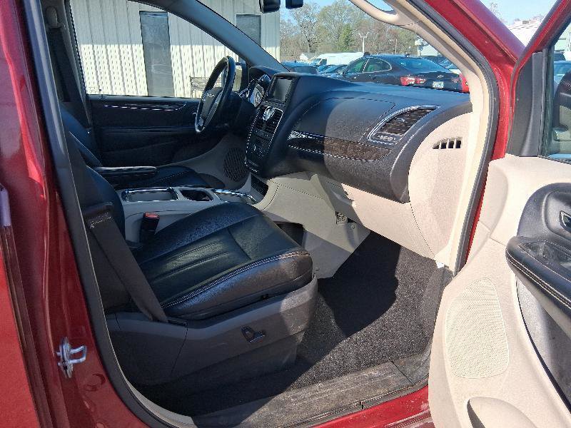 Used 2015 Chrysler Town & Country Touring-L w/ Driver Convenience Group image 19