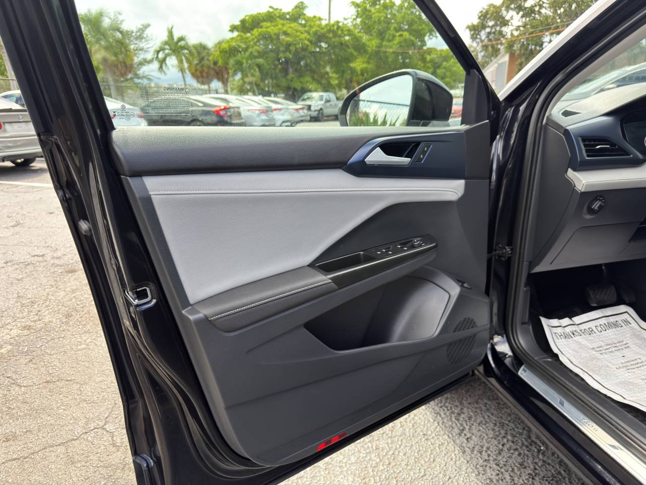 Used 2024 Volkswagen Taos SE w/ Panoramic Sunroof Package FWD image 23