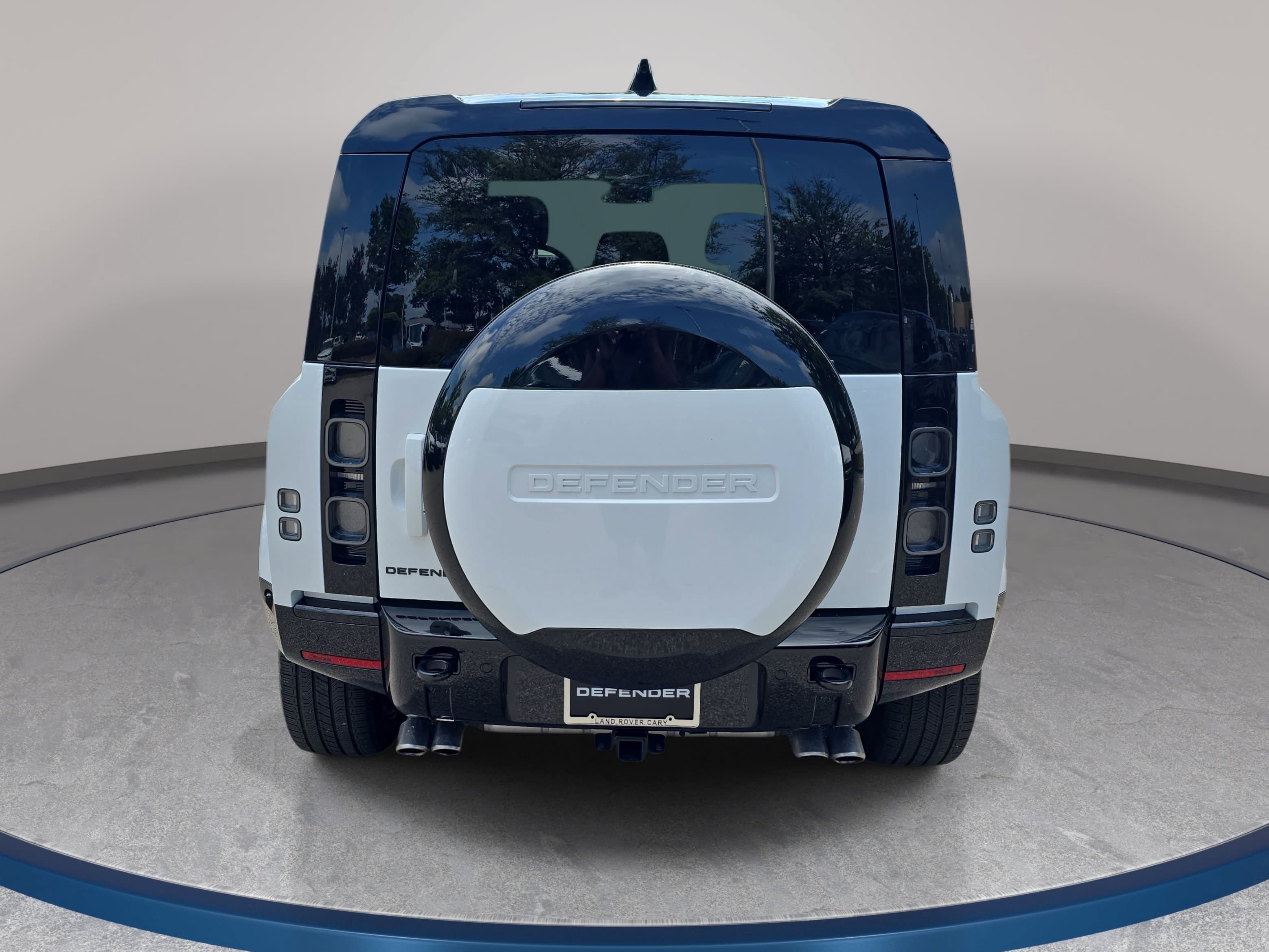 Certified 2025 Land Rover Defender 110 V8 AWD/4WD image 6