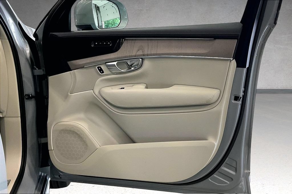 Certified 2025 Volvo XC90 B5 Ultra AWD/4WD image 30