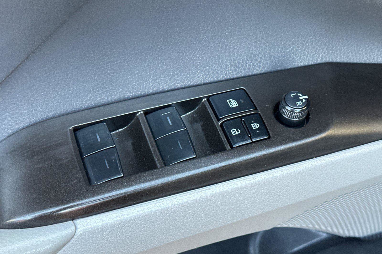 Used 2022 Toyota Camry SE image 11