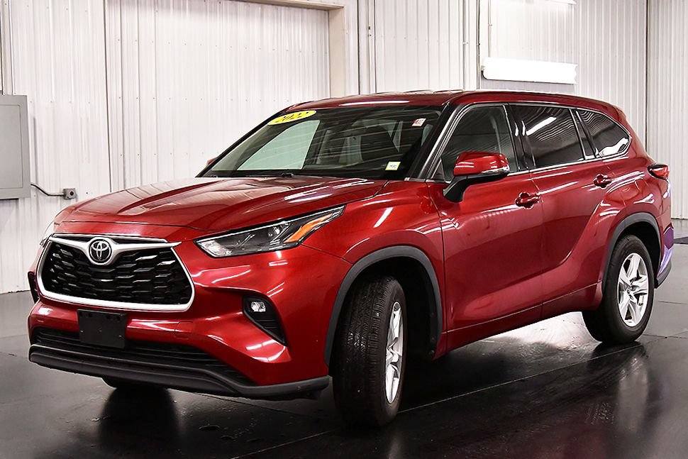 Used 2022 Toyota Highlander LE FWD image 3