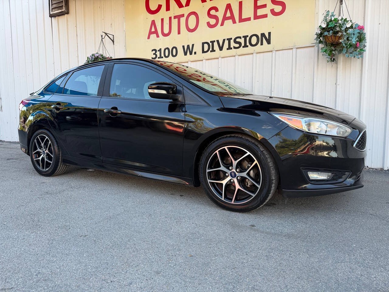 Used 2015 Ford Focus SE w/ SE Sport Package FWD image 2