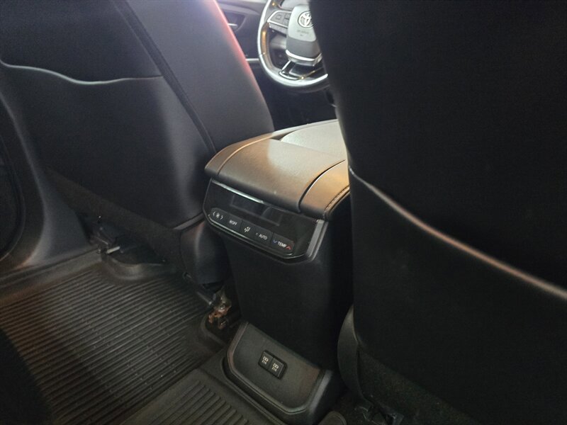 Used 2021 Toyota Highlander XLE image 17