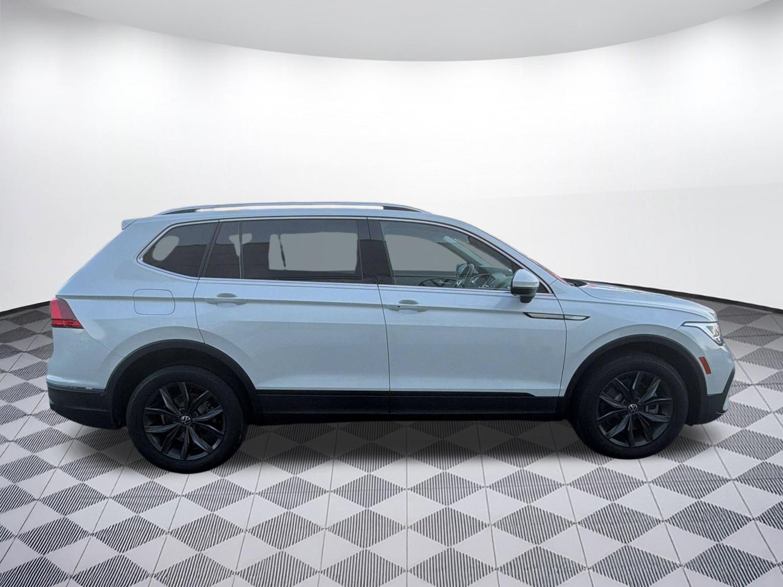 Certified 2023 Volkswagen Tiguan SE w/ Panoramic Sunroof Package AWD/4WD image 8
