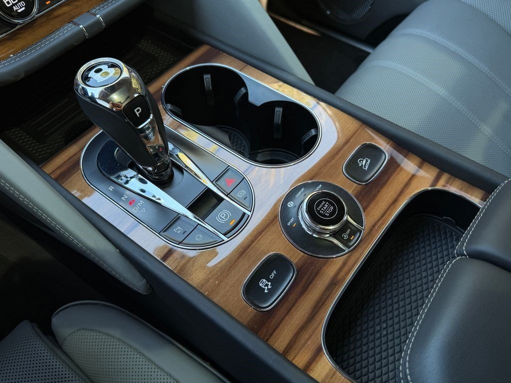 Certified 2025 Bentley Bentayga AWD/4WD image 28