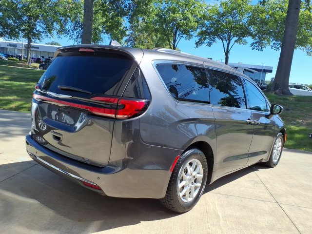 Used 2022 Chrysler Pacifica Touring-L FWD image 5