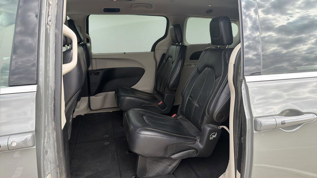 Used 2022 Chrysler Pacifica Touring-L FWD image 14