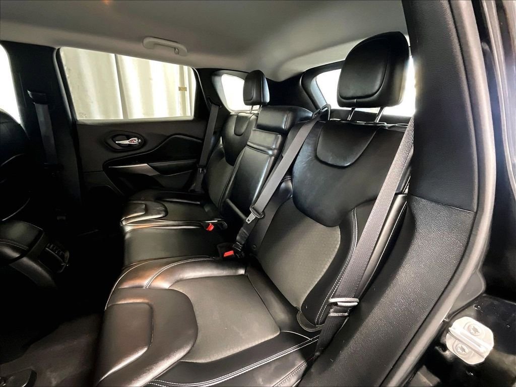 Used 2019 Jeep Cherokee Latitude Plus w/ Comfort/Convenience Group AWD/4WD image 15