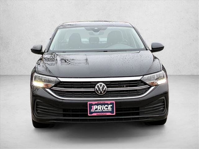 Used 2024 Volkswagen Jetta SE image 2