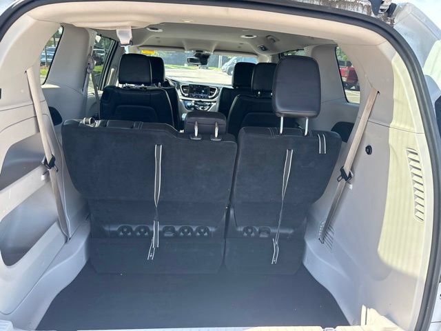 Used 2023 Chrysler Pacifica Touring-L FWD image 12