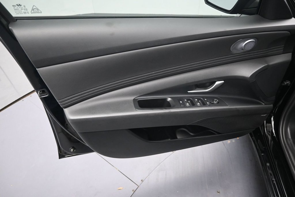 Used 2025 Hyundai Elantra Limited w/ Cargo Package FWD image 18