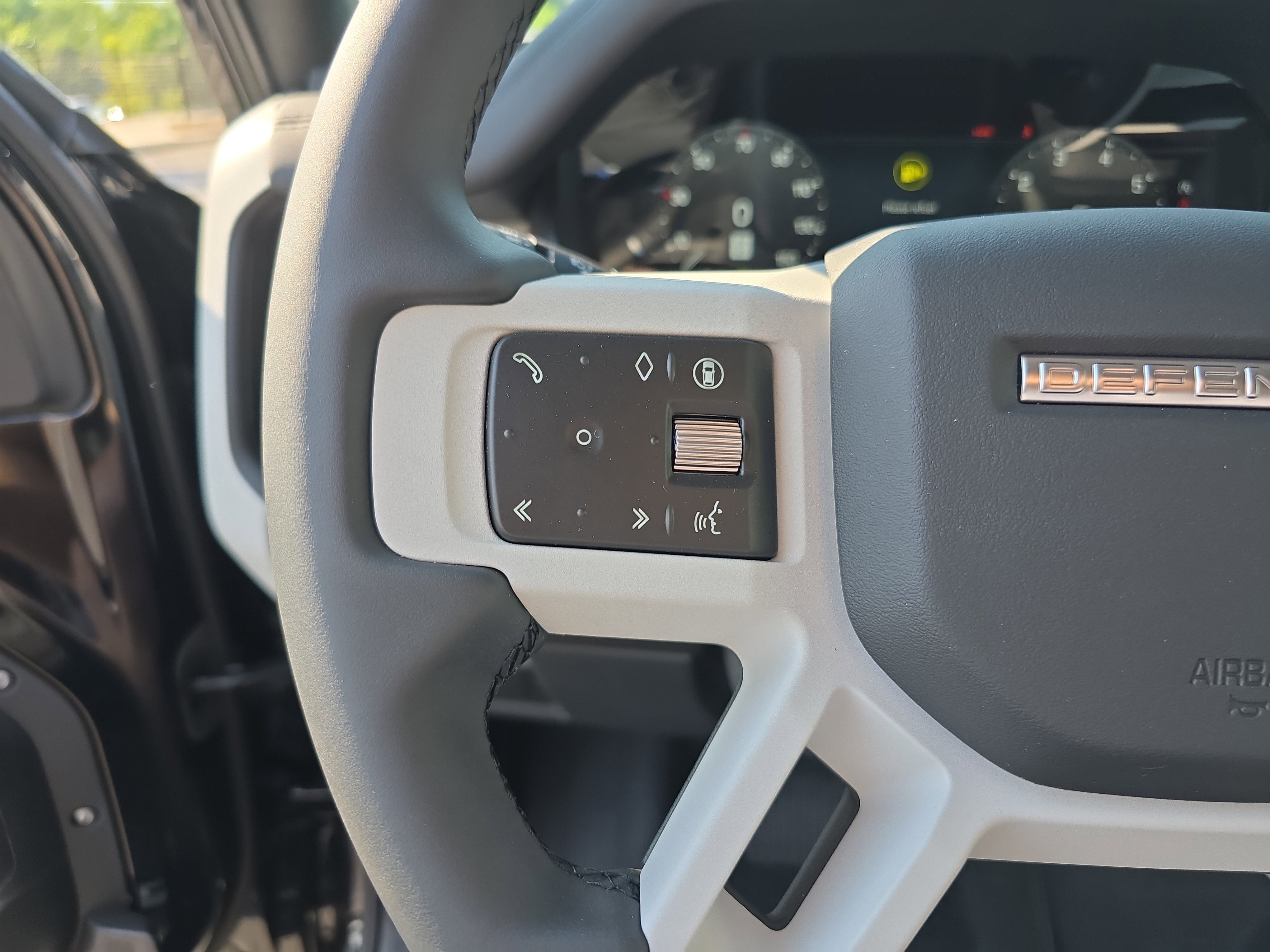 Used 2025 Land Rover Defender 110 S image 32