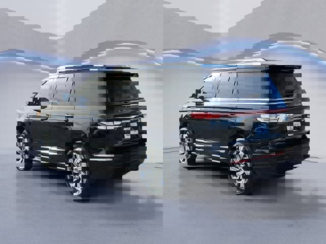 Used 2022 Lincoln Navigator 4WD image 3